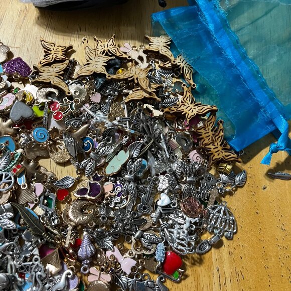 Charms and Gift Bags Lot - Over 800 Pieces - Picture 11 of 15